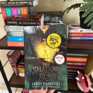 Shadow and Bone - Leigh Bardugo